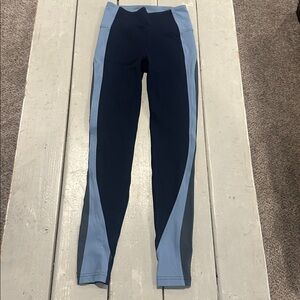 Lululemon Get Going Train Tight *28"
True Navy / Cascade Blue Thunder Blue sz 4